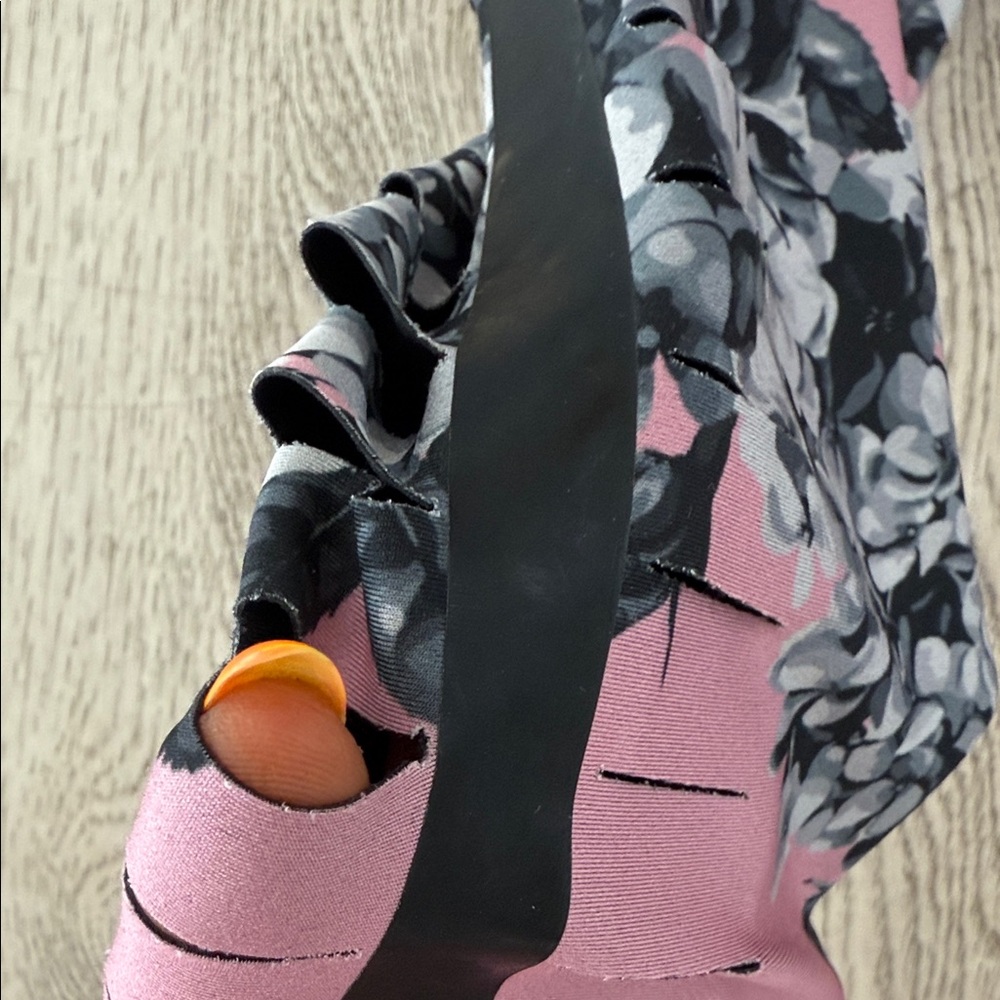 Ultracor Leggings in Pink and Black Floral - Picture 5 of 8